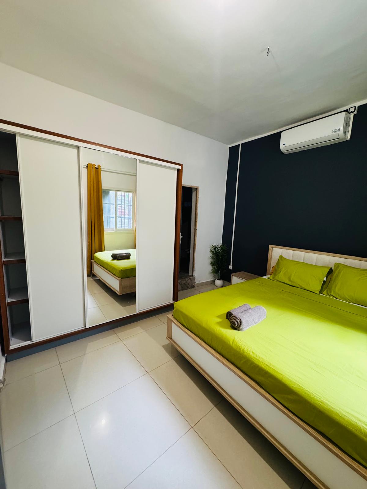 Chambre avec un placard